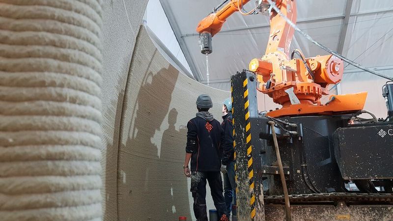 Schicht für Schicht entstehen die Wände und Säulen. Bei dieser Bauweise werden keine Schalungen benötigt. Die Rezeptur des Baustoffs Cy Be Mortar von Korodur wurde auf die Anforderungen des 3D-Druckens präzise abgestimmt.