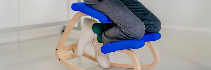Das Design von Kniestühlen ermöglicht eine aufrechte Oberkörperposition - und bietet damit in ergonomischer Sicht viele Vorteile.