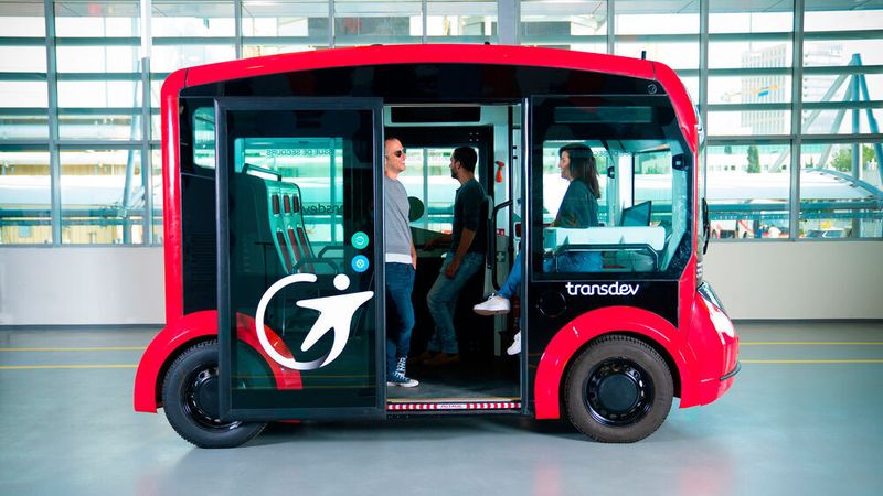 Das i-Cristal-Shuttle bietet Platz für bis zu 16 Passagiere und ist maximal 50 Kilometer pro Stunde schnell.