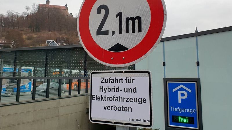 Das Risiko eines Brandes ist nach Einschätzung von Experten für Fahrzeuge mit Verbennungsmotoren und elektrischen Motoren gleich hoch. Dennoch hat der Brand eines alten Golfs nun für die E-Fahrzeuge in der Stadt Kulmbach negative Folgen.