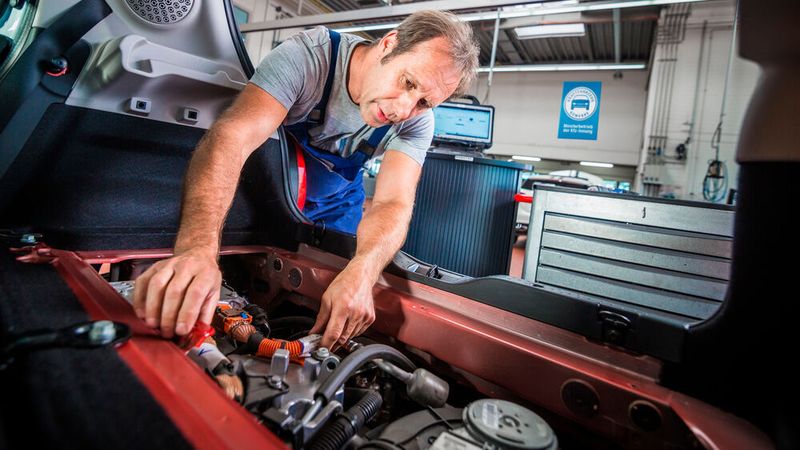 Laut einer Studie der Boston Consulting Group sorgen E-Autos und die Digitalisierung für einen härteren Wettbewerb – besonders bei den freien Werkstätten.