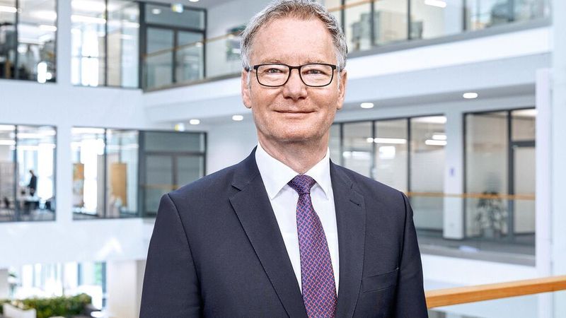 Phoenix Contact: Der langjährige CTO Roland Bent geht mit Wirkung zum 28. Februar 2021 in den Ruhestand. Nachfolger wird Digitalisierungsspezialist Frank Possel-Dölken.