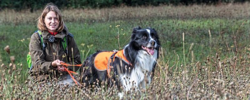 Annegret Grimm-Seyfarth mit Artenspürhund „Zammy“, einem Border Collie.