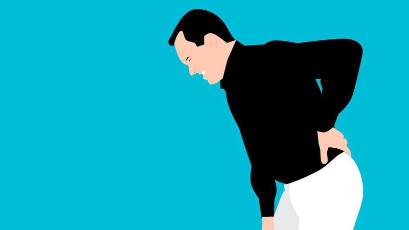 Bewegungsmangel, Stress, falsche Haltung, mangelhafte Ergonomie, geschlossene Sportstätten, Fitness-Studios, Homeoffice: Unser Rücken leidet auch unter der Corona-Pandemie.
