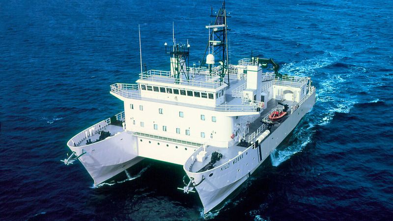 Das Forschungsschiff Kilo Moana holt Proben aus 5.000 Meter Tiefe – mit dem ABB-Frequenzumrichter ist das auch bei rauem Seegang möglich.