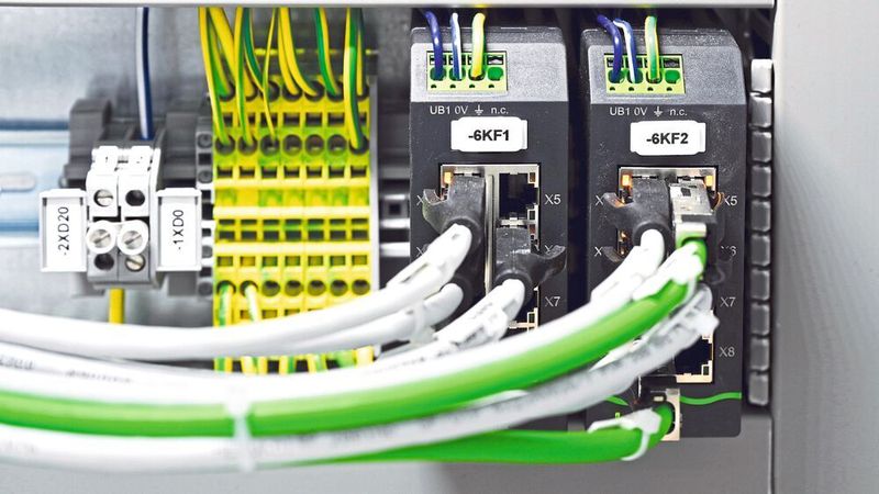 Handling Tech rüstet seine Standard-Roboterzellen mit zwei Xelity-Switches von Murrelektronik aus.