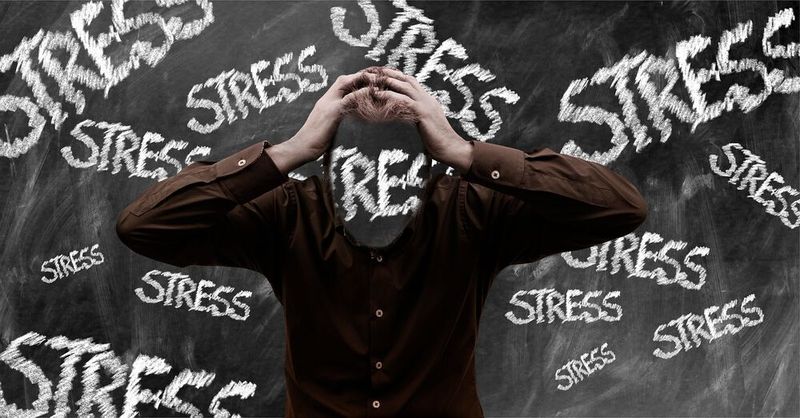 Funktionsstörungen der IT, Überforderung aufgrund der hohen Komplexität, Informationsüberlastung, ständige Erreichbarkeit - die Digitalisierung der Arbeitswelt kann zu sogenanntem Technostress führen.
