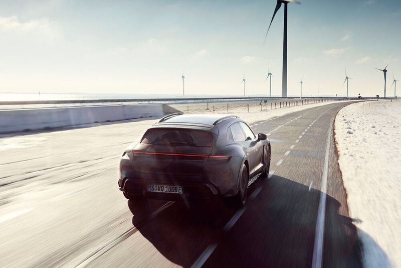 Vor seiner Premiere wurde der Porsche Taycan Cross Tourismo einmal um die Welt geschickt.