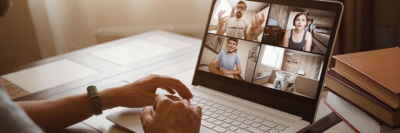 Ungebetenen Besuch während einer Videokonferenz möchte niemand bekommen; die digitale Kommunikation auf der Arbeit, in der Schule oder zu Hause lässt sich aber schützen.