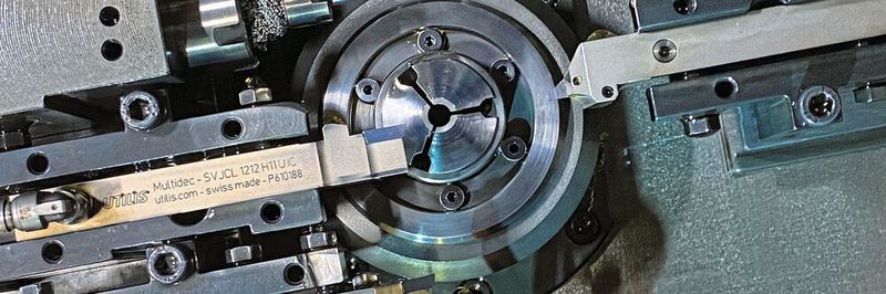 Blick auf die Hauptspindel der Tornos Multideco und die Anordnung der Utilis-Drehwerkzeuge mit integrierter Innenkühlung.