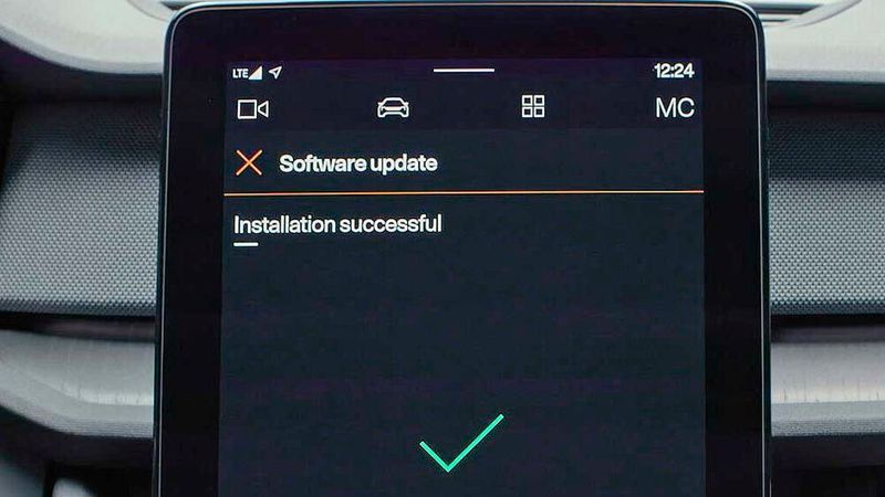 Fahrer des Polestar 2 und des Volvo XC40 Recharge sollten auf Updates in ihrem Display achten. Der Hersteller will eine sicherheitsrelevante neue Software aufspielen.