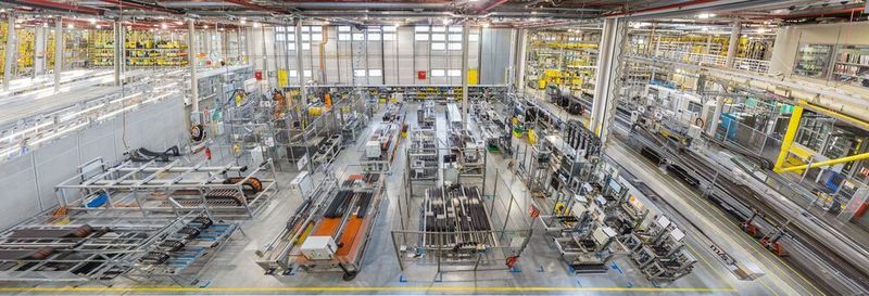 Eigenentwicklung: Igus entwickelt seit über 25 Jahren im hauseigenen 3.800 m² großen Testlabor Chainflex Leitungen, die speziell für den Einsatz in der Energiekette ausgelegt sind.