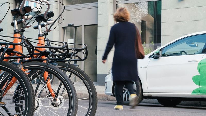 Im einen Moment das eigene Elektroauto, im nächsten das Leihfahrrad: Nach Einschätzung von Beratern wächst der Markt für flexible Mobilität in den nächsten zehn Jahren rasant.