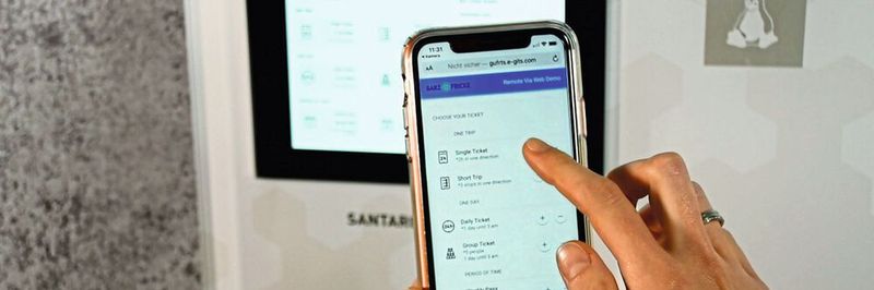 Den Automaten oder die Kaffeemaschine mit dem eigenen Smartphone bedienen; mit einer speziellen Software ist das möglich.