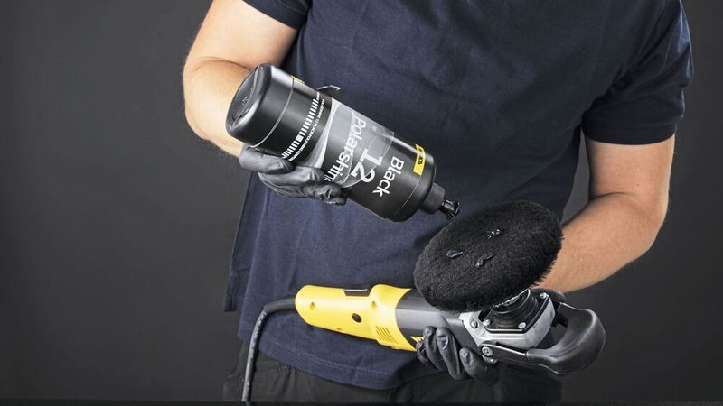 Mit Polarshine 12-Black verspricht Mirka Hochglanz für dunkle Oberflächen.