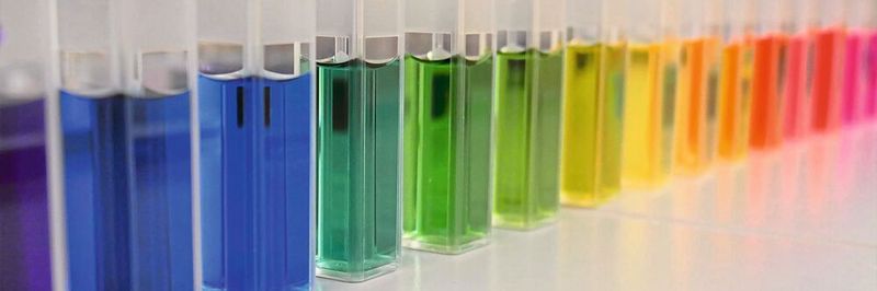 Mit einem Labor-Teststand haben Prof. Dr. Andrea Springer und ihre Mitarbeiter Muster-pH-Wert-Lösungen angesetzt und mit Licht durchstrahlt, um die Farbwerte auf der Gegenseite als Maß für den pH-Wert zu nutzen.