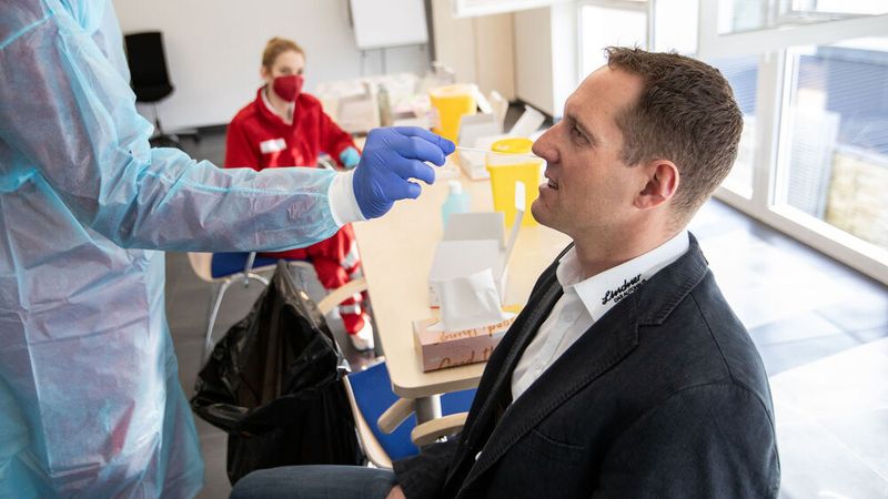 Der Chef beim Coronatest: Manfred Lindner, Geschäftsführer von Auto Lindner, geht in der Autohaus-internen Teststrecke mit gutem Beispiel voran.