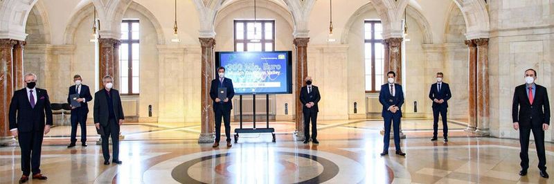 Die Gründer des Munich Quantum Valley: (von links): Reimund Neugebauer (Präsident Fraunhofer-Gesellschaft), Bernd Huber (Präsident LMU), Thomas O. Höllmann (Präsident Bayerische Akademie der Wissenschaften), Markus Söder (Ministerpräsident), Martin Stratmann (Präsident Max-Planck-Gesellschaft), Thomas F. Hofmann (Präsident TUM), Bernd Sibler (Forschungsminister) und Hubert Aiwanger (Wirtschaftsminister)