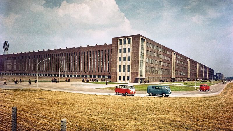 1950 begann VW, im Werk Wolfsburg den Transporter („Bulli“) zu bauen. Schnell kam das Werk an seine Kapazitätsgrenze, und es musste eine weitere Produktionsstätte geschaffen werden. Sie ging vor genau 65 Jahren in Hannover in Betrieb.