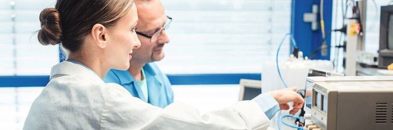 Am Prüfstand: Mitarbeiter erfassen die Messdaten des Prüflings und die Kollegen können weltweit auf die Ergebnisse zugreifen und sie diskutieren.