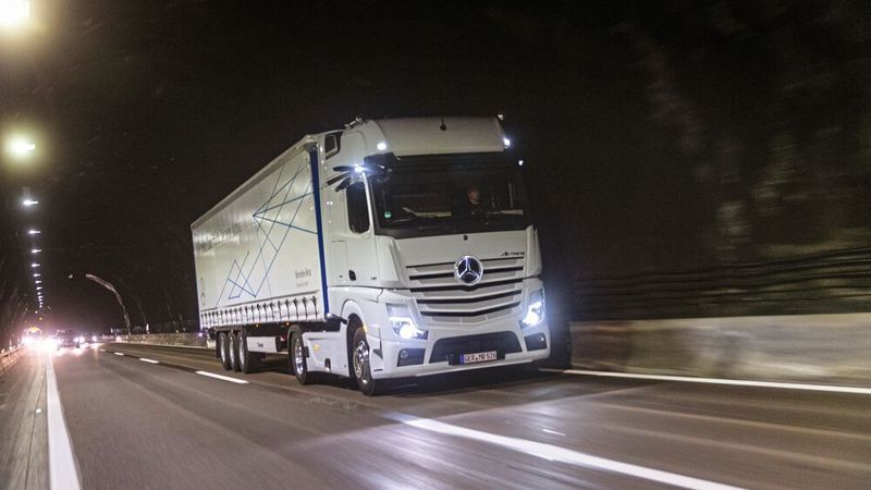 Mercedes-Benz verkaufte 2020 knapp 36 Prozent weniger Sattelzugmaschinen als im Vorjahr, führte das Segment aber dennoch an.