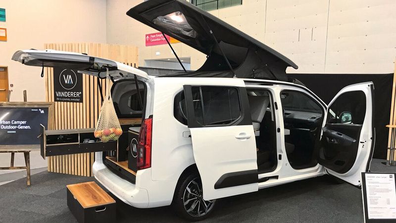 Das Allgäuer Start-up Vanderer bietet einen „Halb-Umbau" zum Camper an. Dazu gehört ein Hochdach und ein Campingmodul zum Einschieben, das Bedarf herausnehmbar ist.
