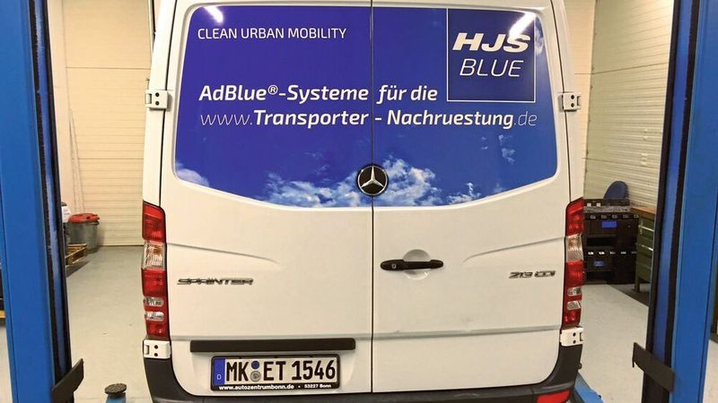 Der Abgasspezialist HJS bietet Nachrüstsysteme für viele Transportermodelle an. An der Nachfrage mangelt es jedoch noch.