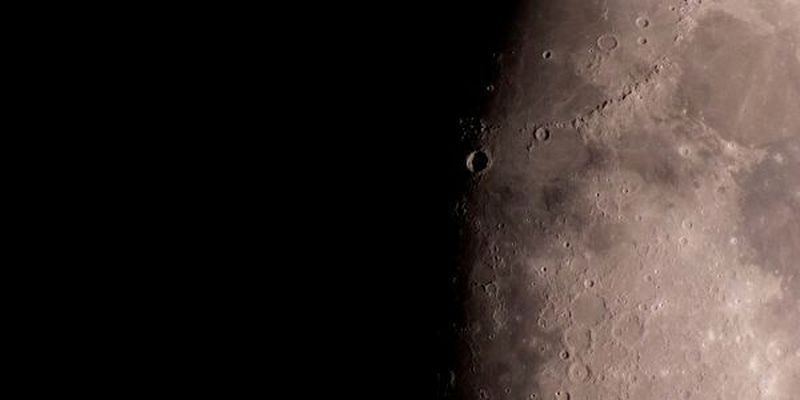 Auf dem Mond gibt es vermutlich ausgedehnte Lavahöhlen, die ein neuer Roboter erforschen könnte.
