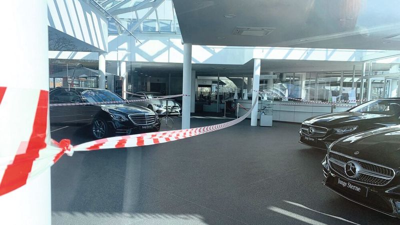 Die Absperrbänder in den Autohäusern dürfen fast überall weg, weil zumindest das Terminshopping erlaubt ist.