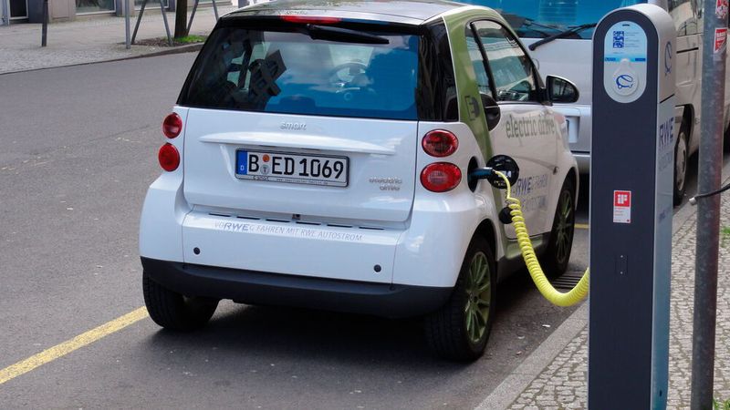 Ladepunkt von RWE an einem Berliner Straßenrand.