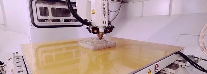 Die Hypridmaschine von Weber Additive und Reichenbacher während des Druckprozesses.