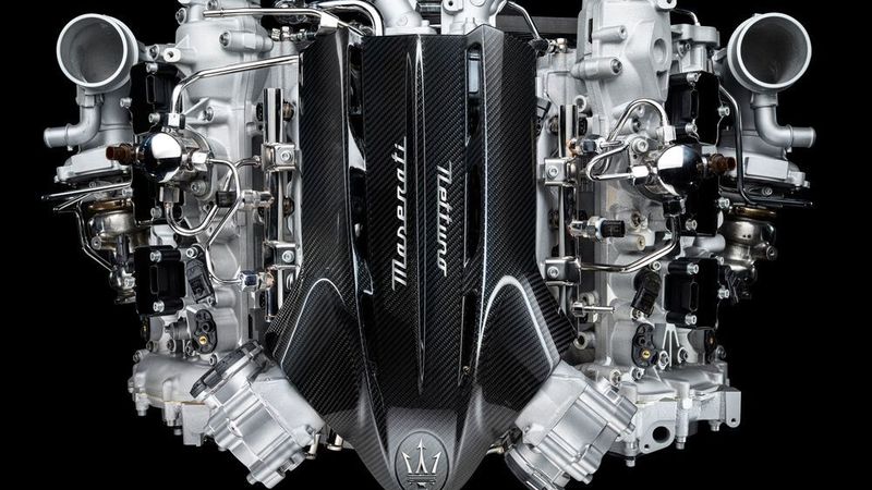 Der neue Maserati-V6 – 3 Liter groß und 630 PS stark – verfügt als erster Motor in einem Straßenauto über ein aus der Formel 1 abgeleitetes Vorkammer-Verbrennungssystem mit Doppelzündung.