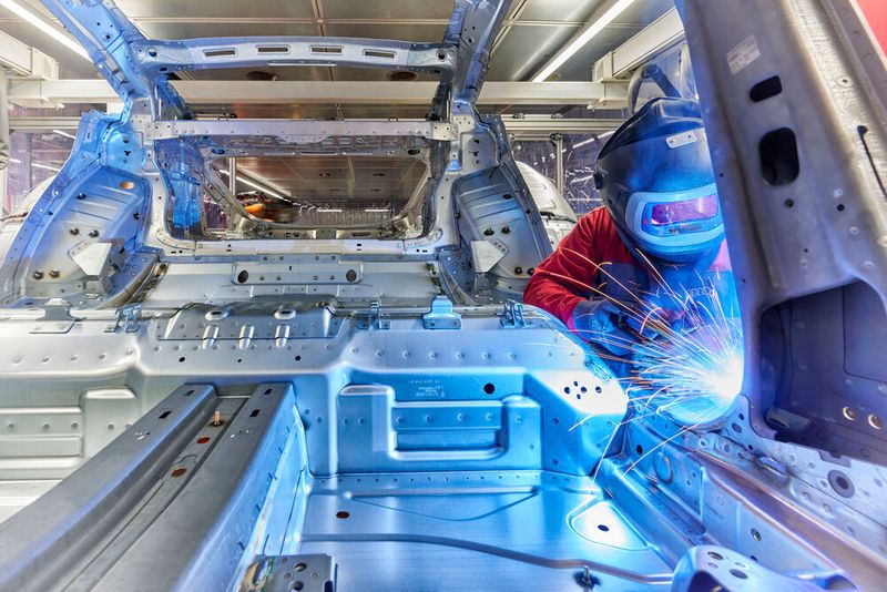Handarbeit an der Karosserie: In den Böllinger Höfen fertigt Audi den Sportwagen E-Tron GT.