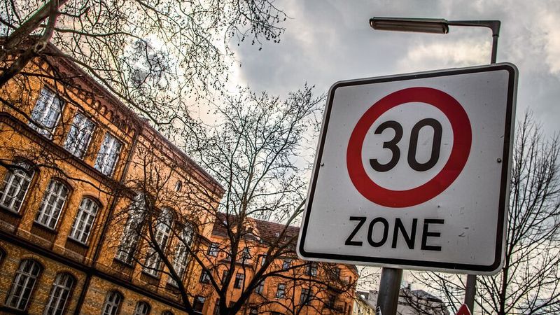 Einer Umfrage des Onlineportals Autoscout 24 zufolge, lehnt die Mehrheit der Deutschen ein generelles Tempolimit von 30 km/h in Ortschaften ab.