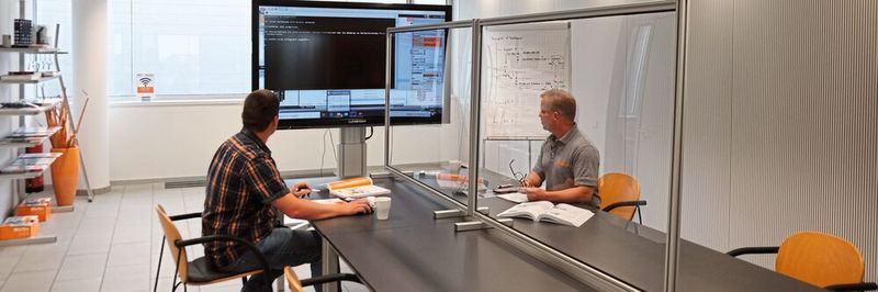 Minitec hat sein Arbeitsplatzsystem um einen effektiven Hygieneschutz erweitert. Die individuell konfigurierbaren Schutzwände bieten sicheren Schutz vor Tröpfchenübertragungen.