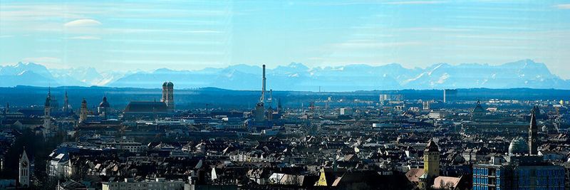 Großartige Aussicht vom IBM Watson Center bei Föhnwetter. Am rechten Rand: Der höchste Berg Deutschlands, die Zugspitze mit 2.962 Metern über dem Meeresspiegel, ist nur 125 km entfernt.