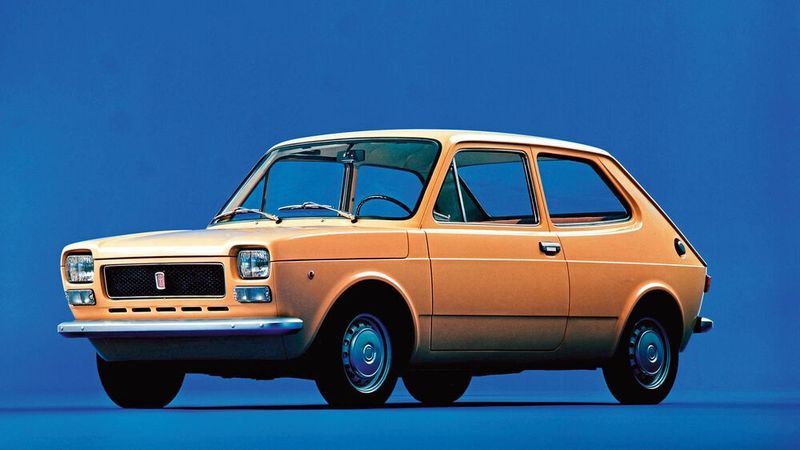 Im April 1971 führte Fiat den 127 als Nachfolger des 850 ein. Mit dessen Konzept, Heckmotor und Heckantrieb, brach der Neue auf ganzer Linie.
