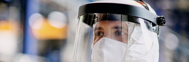 Für die Mitarbeitergesundheit ist das korrekte Anlegen von persönlicher Schutzausrüstung in der Produktion heute ebenso zentral wie für die Aufrechterhaltung des Geschäftsbetriebs.