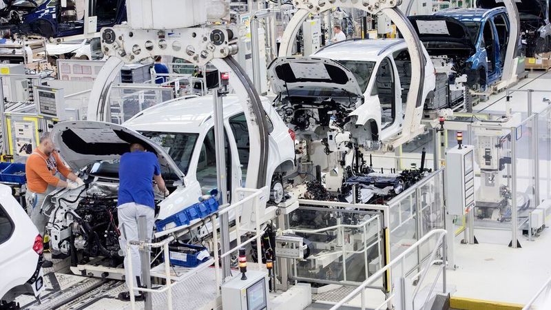 VW will weitere tausende Stellen streichen.