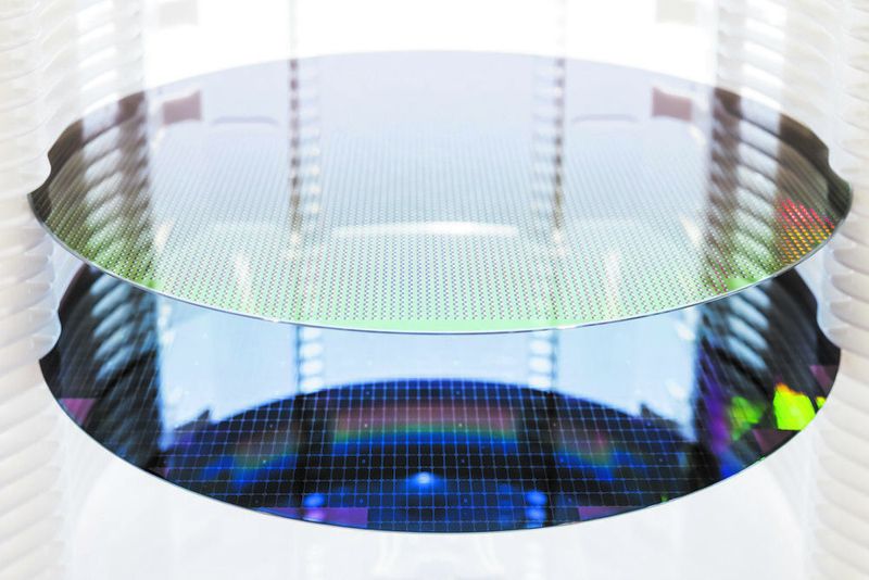 Eiun sogenannter 300-Millimeter-Wafer aus der Chipfertigung in Dresden.