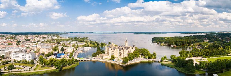 Spätestens ab der zweiten April-Woche soll die App in Mecklenburg-Vorpommern laufen (Bild: Schweriner Schloss, Sitz des Landtags)