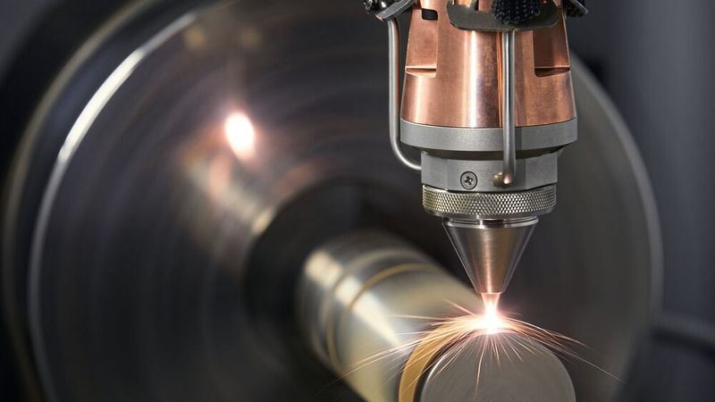 Das Extreme Hochgeschwindigkeits-Laserauftragschweiß-Verfahren (EHLA) zeichnet sich durch große Prozessgeschwindigkeiten von bis zu 500 m/min, einer Flächenrate von bis zu 2,5 m²/h und einem Pulverauftragwirkungsgrad von bis zu 95% aus.