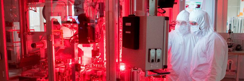 Niedersachsen, Salzgitter: Mitarbeiter von Volkswagen stehen in einem Reinraum zur Produktion von Batteriezellen im VW-Werk Salzgitter. Europas größter Autokonzern Volkswagen baut in den kommenden Jahren mit Partnern ein Netz eigener Batteriezellfabriken auf.