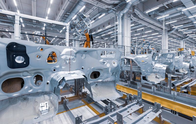 Statt klassischem Rohbau: Die Karosserie-Einzelteile der neuen C-Klasse befinden sich im Werk Bremen in Fertigungszellen, die flexibel miteinander kombiniert werden können.