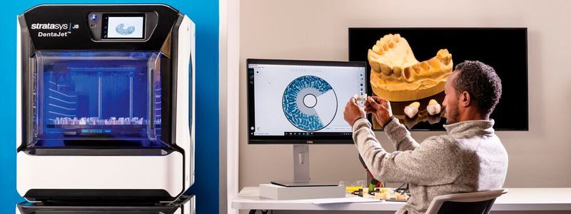 Der für mehrfarbiges Multimaterial ausgelegte 3D-Drucker J5 Denta-Jet soll Teile mit einer Genauigkeit produzieren, die bisher nur mit zeitaufwändigen Wachsmodellen möglich war.
