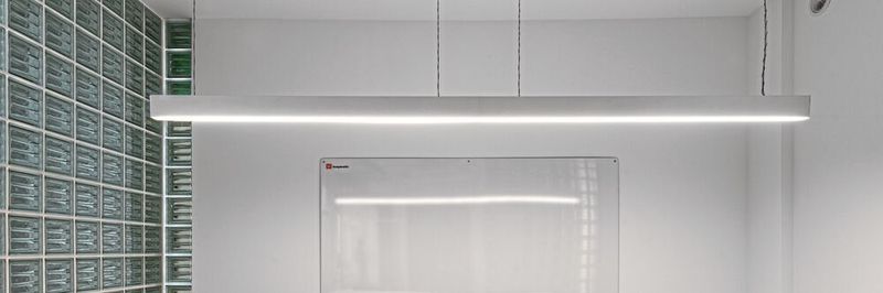 Oberflächen mit sichtbarem Licht bestrahlen: Dank einer speziellen LED und einem Peak bei 405 nm werden Keime und Bakterien inaktiv.