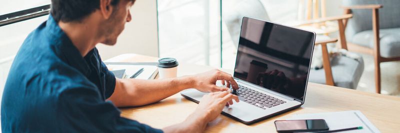 Stromsparen im Homeoffice – wir zeigen acht Tipps, wie das geht.