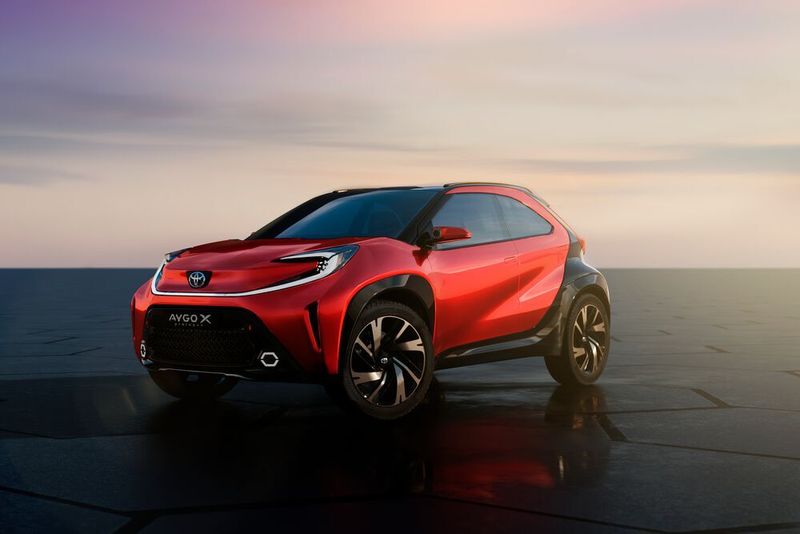 Der Toyota Aygo X Prologue tritt kräftiger auf, mit vier weit in die Ecken gerückten Rädern, einer leicht erhöhten Bodenfreiheit und im Zweifarbdesign.