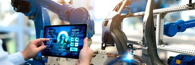Digitalisierung und Vernetzung im Verbund mit Cloud-Systemen verändern die Angriffsfläche von Anlagen in der Prozess- und Fertigungsindustrie.