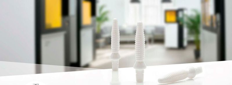 Die mittels LCM hergestellten Implantate passen sich der restaurierten Krone an und weisen eine hohe mechanische Festigkeit auf.